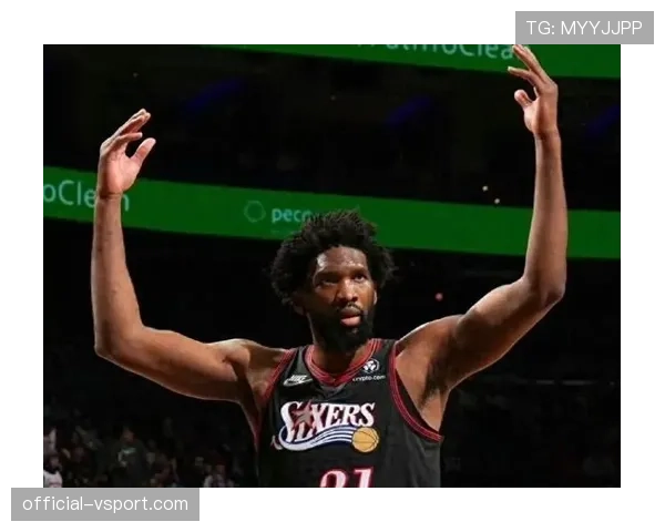 恩比德场下喝奶茶被拍，这身材管理真的随缘？