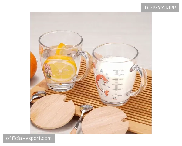 李娜家里早餐摆设比我整个月工资还讲究，茶杯那排看着就心慌